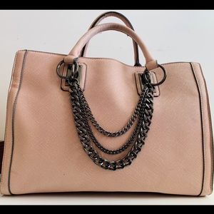 Blush pink tote bag with chain detail 💕